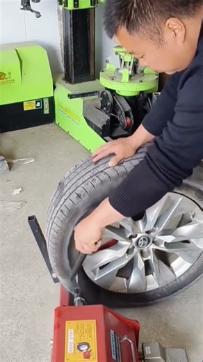 Small tyre changing machine in Action