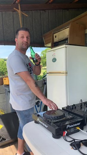 Vidéos de Angelique Dubois (@angeladubois52) avec son original - Angelique Dubois