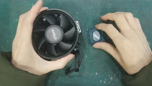 大神徒手掰开cpu上盖，是amd质量太差还是硅脂太好