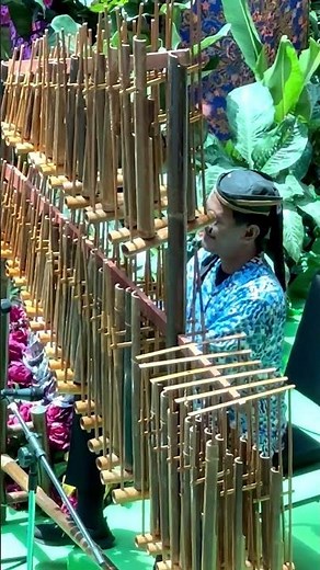 The Significance of Angklung Music in Hari Raya Celebrations 第一次听到用竹管做成，堪称世界上最古老的Angklung 演凑出悦耳的佳节乐曲