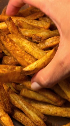 Batata na air Fryer!!! Dicas: •Preaqueça a air fryer a 200 graus por 10 minutos. •Corte as batatas do mesmo tamanho para garantir um cozimento uniforme. Se possível, escolha batatas de tamanhos parecidos para facilitar. •Tempere apenas com azeite antes de fritar. O sal faz com que a batata solte mais água durante o processo. •A minha levou 40 minutos para ficar pronta, o tempo pode variar conforme a potência da sua air fryer. Utilize os temperos da sua preferência. Eu fiz uma mistura de páprica