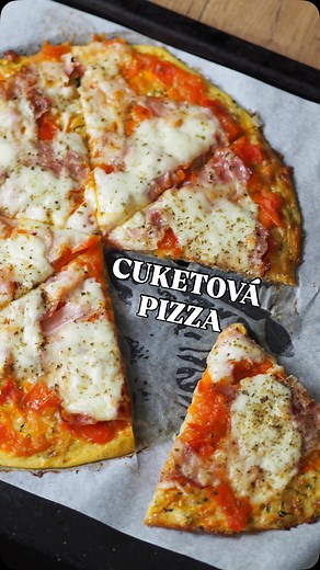 ŠTĚPÁNKA | UGC • zdravé recepty • cestování • fitness on Instagram: "Cuketová pizza 🥒🍕 Ingredience na těsto: *1/2 cukety *1 větší mrkev *1 větší brambora *3 vejce *1/2 lžičky soli *pepř *koření dle libosti (lze vynechat) *1/2 sáčku strouhané mozzarelly na vrch: *cokoliv podle toho, na jakou pizzu máš chuť Postup: 1) Cuketu, mrkev i bramboru nastrouhej a vymačkej šťávu. 2) Přidej vejce, koření a mozzarellu a pořádně zamíchej. 3) Rozprostři na plech vystlaný pečícím papírem a dej péct na 180 stu