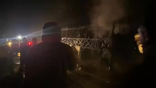 🔴#Lamentable | Un Bus de la cooperativa Baños Termino en llamas 🥺 El bus número 121 de la cooperativa Transporte Baños, que cumplía la ruta Sacha–Quevedo, se inc3ndió la madrugada de este lunes 5 de enero de 2026, cuando se aproximaba a la ciudad de Baeza. Las autoridades y personal de emergencia investigan las causas del siniestro. Fuente: Ambato Ciudad Jardín | Radio Playera FM