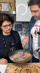 Lasagna Funghi e Salsiccia 😍 Ho preparato la lasagna che avevo mangiato a casa di mia mamma 🤩 È venuta a supervisionare ma mi ha svelato anche i suoi segreti, chissà se sono riuscito a farla più buona di lei 😆🤭 Ingredienti per una Teglia 6/8 porzioni 500 g sfoglia pronta all’uovo 500 g Salsiccia 500 g Funghi Misti 400 g Provola Affumicata 150/200 g Parmigiano Besciamella (trovate come prepararla tra i miei il Reel) 1,5 Lt di latte 150 g di Burro 150 g di Farina Noce Moscata, Sale 200g di Par