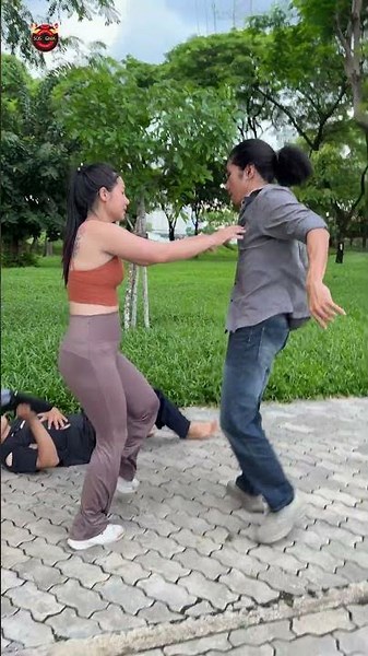 Hai cô gái xinh đẹp ra tay giúp người ăn xin
