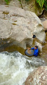 gold discovery process | traditional gold extraction process | super material containing gold | gold nugget $1500 in bedrock crack 😱‼️⛏️ amazing #puregold #goldmine #goldhunter #goldprocessing #goldextraction #goldminer #goldpanning #goldhunting | Otriadi Goldminning