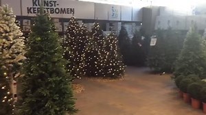 DE KERSTSHOW IS GEOPEND! LE MARCHÉ DE NOËL EST OUVERT! De kerstshow is geopend. T/m 31 december zijn we elke zondag geopend van 12:00 tot 17:00 uur. Kom je snel een kijkje nemen? Le marché de Noël est ouvert! Jusqu’à le 31 décembre on ouvre les portes de midi à 17 heures. Venez nous voir! | Intratuin Maastricht