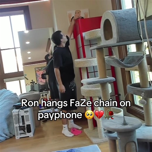 Hanging my FaZe chain 💔 (Twitch - StableRonaldo) #fyp #stableronaldo | faze rug