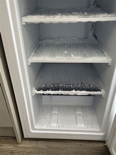 My nana swears by this trick to defrost a freezer quickly with almost 0 effort. Here's how it works Full article 👇 💬 | Amazing Tips