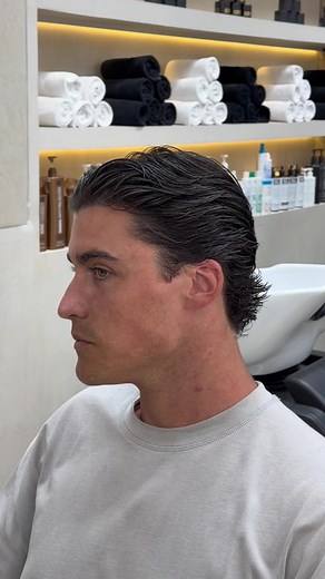 Men's Medium Length Flow Hairstyle Guide