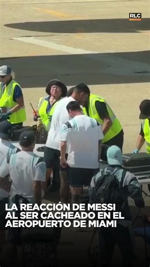 😅 Los jugadores de Argentina llegaron a Miami para el partido de mañana ante Cabo Verde y la reacción de Messi al ser cacheado se viralizó inmediatamente. ROSARIO LA CIUDAD NOTICIAS & ENTRETENIMIENTO