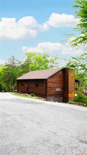 This couples cabin by the lake is the perfect getaway for 2 😍✨ 📍Eureka Springs, Arkansas Tag who you’re bringing! ❤️👇 🏷️ • • • #eurekasprings #beaverlake #travelar #beaverlakearkansas #eurekaspringsarkansas #travelarkansas #arkansastravel #arkansas #arkansaslife #arkansasadventure | Lake Shore Cabins on Beaver Lake, Eureka Springs, Arkansas
