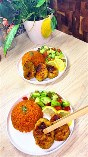 Boulgour & kofte poulet healthy Un repas complet, sain et parfait pour l’organisation de la semaine : protéines, fibres, légumes et sauce fraîche maison 💚 Ingrédients – 2 filets de poulet hachés – 1 oignon – 2 gousses d’ail – 2 poivrons rouge – 1 poivron vert (optionnel) – 1 bouquet de persil – 1 bol de boulgour – 1 càs de concentré de tomate – huile d’olive – sel, poivre – paprika, cumin, épices de votre choix Pour la sauce : – yaourt grec – 2 gousses d’ail – jus de citron – fromage frais (opt