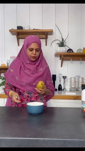 انبه برا خمیر یک سوم یک دونه متوسط آرد موچی ۱۳۰ شیر ۱۸۰ میلی نشاسته ۴۰ گرم شکر ۴۵ گرم کره در حد ۲۰ گرم برا ور دادن برای پوره بقیه ی انبه رو با ۳ ق غ شکر بذارین تا غلیظ بشه میتونین یک ق چ خوری نشاسته بزنین که من نزدم غلیظ تر میشه اینم بگم طعم متفاوتی داره و تافی مانند هست