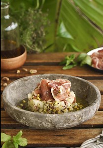 Melón con jamón: receta veraniega con vinagreta de pistacho