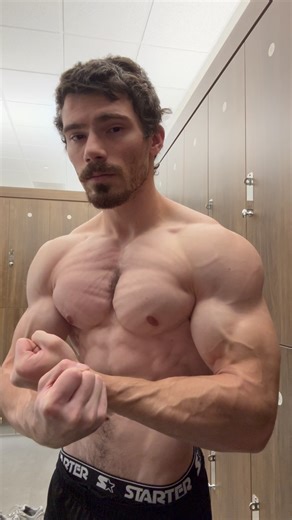 Christian Nicholson on Instagram: "#chestandbiceps #gymlife #gymworkout #bodybuilder #fyp"