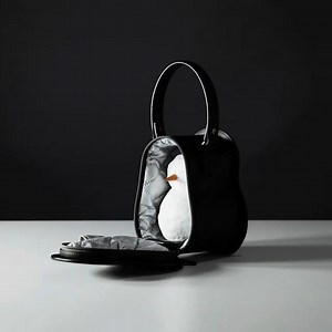 ⛄️👜 A handcrafted leather Snowpal Carrier! It's insulated, waterproof, and even has a CARROT POCKET! #yukidaruma #snowpal #snowman #carrotpocket #snowmantote #tsuchiyakaban #⛄️ https://peewee.com/2021/01/04/heres-a-fancy-way-to-tote-around-your-snowman/ | Pee-wee Herman