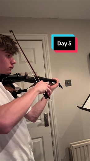 Day 5️⃣ of twinkle twinkle! Trying out this new Yamaha yev 104, might keep it it’s quite cool an amp is on the way #viral #violin #learningviolin
