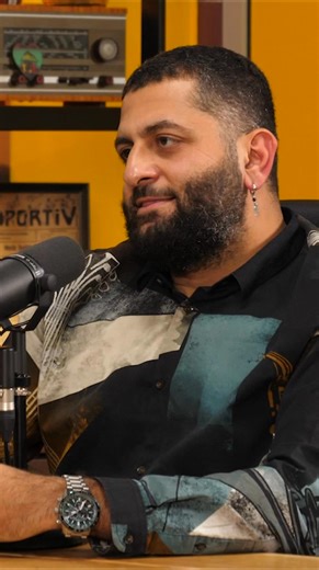 Parintii l-au vrut cantaret de muzica populara În copilărie, Sergiu Costache a cântat la vioară! Părinţii lui au fost interpreţi de muzică populară şi şi-au dorit ca el să ducă tradiţia mai departe! #vreausastiu #catalinoprisan #boofmedia | VREAU SĂ ȘTIU