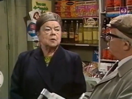 📺 'Coronation Street' Monday 22 November 1976 ~ ITV: 19:30 Age has yet to mellow either Albert or Ena. #coronationstreet #classiccorrie | Bernie Briffa