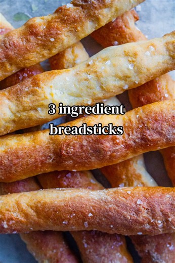 We are all OBSESSED with these breadsticks! They are amazing for lunchboxes, for grazing boards or for an after school snack. Just 3 ingredients, and way less processed than shop bought! Here’s how 👩‍🍳 🔹1 1/2 cups plain flour (can use GF) 🔹1 cup yogurt of choice 🔹2 tsp baking powder ▪️ mix ingredients in a bowl well and knead for 2 minutes, then split into 12 balls and roll each ball into a long stick. ▪️place on a lined baking tray, sprinkle with salt if preferred and bake at 180C for 25-3