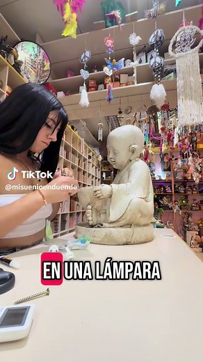 Creando lámpara de sal con la mano de Buda