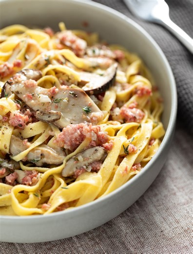 Tagliatelle con porcini, salsiccia e burro aromatizzato 😍🧡 Giovanni Castaldi, Peccato di Gola La ricetta completa è qui 👉 https://ricette.giallozafferano.it/Tagliatelle-funghi-e-salsiccia.html | Giallozafferano
