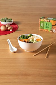 ¿Te apetece un ramen de verduras al más puro estilo asiático? 🥢 Ve sacando los palillos porque llega Vitasia con un montón de opciones y entre ellas estos fideos y caldo de ramen para un plato para chuparse los palillos 😋 Ingredientes: 🥕 2 zanahorias 🥦 200 g de brócoli 🍄 150 g de champiñón portobello 🍈 20 ml de aceite de oliva virgen extra Olisone 🧂 Sal 🍜 800 ml de caldo de ramen Vitasia 🍜 125 g de fideos chow mein Vitasia 🥄 100 g de habas Freshona 🥚 2 huevos #LaCasaDeLidl #RecetasLid