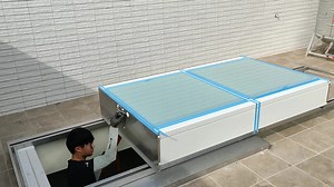 今天來南投名間鄉做一個特殊案例。 想要用斜樓梯來上屋頂，可以看看這個方案：加長搭接滑軌式天窗人孔蓋。 適用長度2米左右的天井，開關絲滑順暢，不用像舉重一樣舉鐵蓋，也不用蓋一個樓梯間，省下不少營造費用，同時還可以讓樓梯間採光通風，真是一舉數得！ 但是要有足夠的滑軌空間才適用😅 | 風通節能的屋頂視界