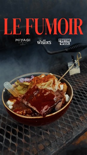 |POUTINE WEEK 2026 💥 Cette année, Félix, Caro et toute l'équipe ont tout donné pour vous offrir une poutine hors de ce monde. LE FUMOIR Frites de pommes de terre rouges. Fromage en grain La Chaudière. Gravys classique et BBQ maison. Oignons flambés au J.P WISER'S et "chili crisp". Crémeuse de chou rouge et julienne de cornichons. Brisket de boeuf fumée au bois d'érable; burnt ends caramélisés et tranche laquée "Kansas City". Demi gramme d'épice Shangaï et demi fiole de Whisky JP Wiser's édition