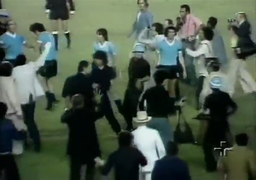 Matches between Brazil and Uruguay have always been very intense. In this one at the Copa Atlantico in Maracaná, Roberto Rivellino had to escape from Colacho Ramírez. #brasil #brazil #uruguay | Football in the 70s and 80s