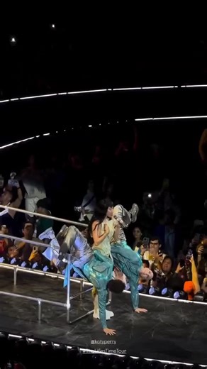 Katy Perry Argentina on Instagram: "California Gurls en #TheLifetimesTour."