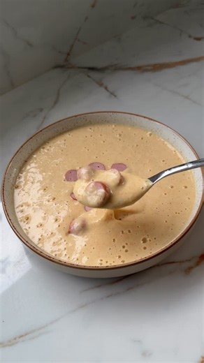 Carina Hartmann | Abnehmrezepte on Instagram: "Kartoffelcremesuppe mit Wiener Nährwerte pro Portion: 294 kcal: 37 g KH/ 29 g Eiweiß/ 3,7 g Fett Zutaten für 3 Portionen: 600 g Kartoffeln 1 große Karotte 1 rote Zwiebel 200 g fettarme Wiener Mrs Potatoe (oder Salz, Paprika , Pfeffer, Muskatnuss, Kümmel, Koriander) Ölspray* 450 ml Gemüsebrühe 100 ml fettarme Milch 40 g Protein Sahne * Salz, Pfeffer Anzeige, von @morenutrition.de , hier kannst du mit Code HARTI dauerhaft maximal sparen. Zubereitung: