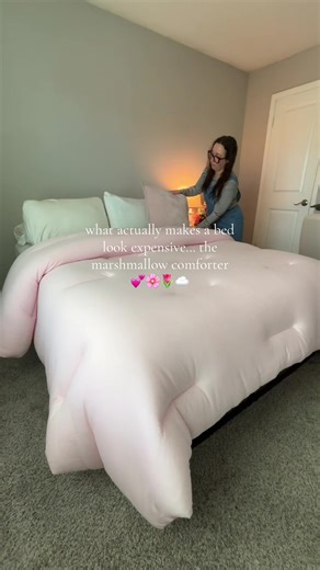 The viral Marshmallow Comforter is double-stuffed for 2× the fluff and made with ultra-soft fabric. It’s breathable, machine washable, and designed to stay cozy year-round without overheating. Available in multiple colors and sizes including twin, queen, and king. #marshmallowcomforter #tiktokshopcreatorpicks #TikTokShopSpringGlowUp