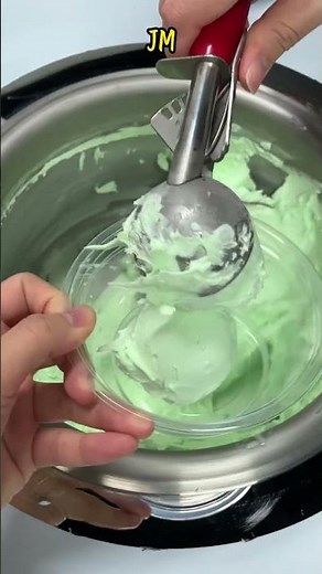 The process of making ice cream with a vertical hard ice cream machine