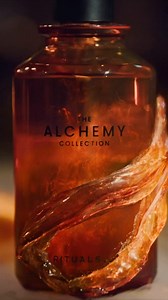 ENDELIG ER DEN HER 😍 Vår nye Limited Edition The Alchemy Collection, beriket med duften av rav og myrra. Hvert produkt tilbyr et element av forandring og transformasjon. Er du klar for din? https://rituals.world/3ZTpHrN | Rituals Cosmetics