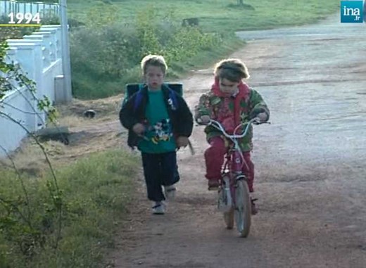 🐎 ENFANTS DES ÎLES 🎣. « On nous prend souvent pour des sauvages. Le fait qu’on habite sur une île, ils ont l’impression qu’on est arriérés ». 1994, des enfants enchantés de vivre sur une île, ressentent un véritable sentiment de liberté. Mais quand arrive l’adolescence les avis changent et nombreux sont les jeunes impatients d'aller étudier sur le continent. | INA
