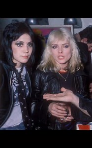 This photo of Joan Jett and Debbie Harry in 1979 is more than just a snapshot—it's a portrait of two women who were shaping the future of rock with attitude and authenticity. The image was taken in London on December 21, 1979, during a party attended by Chris Stein, guitarist for Blondie. At the time, Joan Jett was still transitioning after the breakup of The Runaways, and Debbie Harry was already a well-established star with Blondie, which boldly blended punk, pop, and new wave. According to re