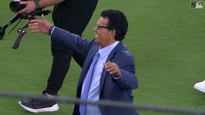 Valenzuela lanza la 1ra bola