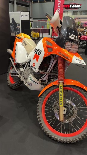 Walking around a true desert weapon 🌍🔥 This is the legendary Suzuki DR-Z Paris-Dakar, specifically the Suzuki DR-Z800 and Suzuki DR-Z SR43 — purpose-built in the late ’80s and early ’90s to take on the brutal Paris-Dakar Rally. 💥 Engine & Performance An oil-cooled, 4-stroke, 800cc single-cylinder monster pushing 67 horsepower. Massive torque. Bulletproof reliability. Built to survive endless dunes and brutal African stages. 🏜️ Desert Philosophy While rivals went heavy with twin-cylinder moto