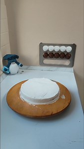 Sziasztok. Egy klasszikus süteményt hoztam de tart illetve torta formában ez pedig a Rákóczi túrós 🔥🔥🔥 Tészta 50 gr porcukor 100 gr vaj 150 gr liszt 1 db T.sárga 10 gr vaniliás cukor Túró töltelék 500 gr túró 130 gr cukor 30 gr búzadara 10 gr vaniliás cukor Citromhèj Mazsola Windhab 200 gr tojásfehérje 400 gr cukor Pár csepp ecet Víz Barack lekvár Köszönöm szépen a figyelmeteket és ha tetszik akkor kérlek oszd meg ezt a videót vagy bármelyik másikat azért ,hogy minél több emberhez eljusson íg
