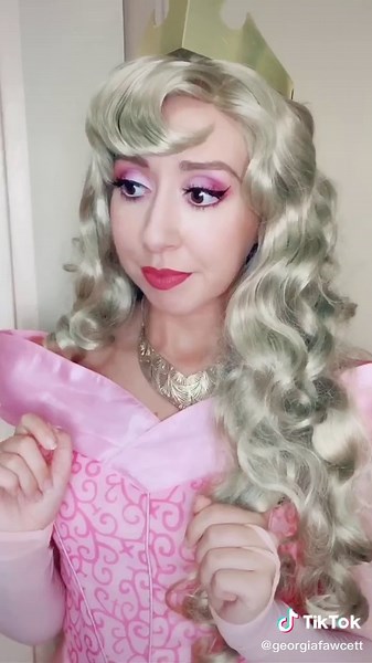 Recreating Sleeping Beauty in Disney Cosplay | Party Princess Aurora