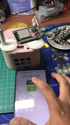 ESP32With Blink LED remote in website #breadboard #arduinouno #esp32 #diy #smartphone #shorts