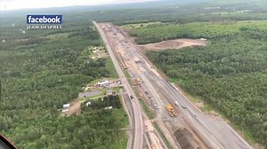 VIDÉO | Un pilote d’hélicoptère de Saint-Antonin, a pu survoler dans les derniers jours l’imposant chantier de l’autoroute 85. Jean Desprès a pu capter des images impressionnantes qui démontrent à quel point les travaux progressent dans le secteur de Saint-Honoré. https://cimtchau.ca/nouvelles/le-chantier-de-lautoroute-85-vu-du-haut-des-airs/ | CIMT Nouvelles