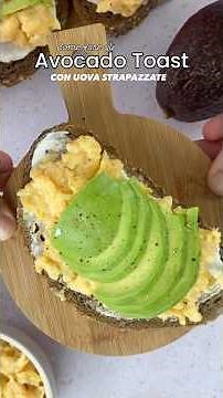 Avocado toast con uova strapazzate il brunch ideale, semplice e delizioso