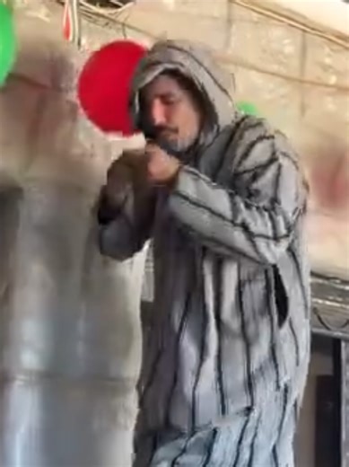 وصلت بهم الدناءة لتمزيق راية الجزائر في أرضهم لن ننسى أبداً .. #fyp #المغرب🇲🇦تونس🇹🇳الجزائر🇩🇿 #الجزائر #algerie🇩🇿 #Dz