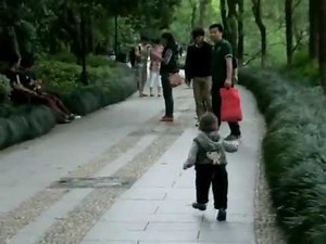【股割れズボンを履いた中国の子ども】お尻が丸見えでした