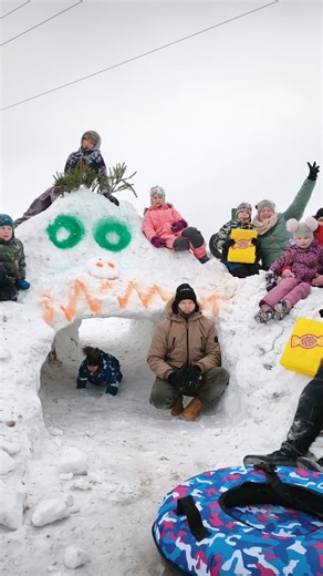 Lumelinna ehitus – täis rõõmu ja naeru! Meie ehitajad külma ei karda – ei ole halba ilma, kui on õige riietus! Kniks ja kummardus – tänu teile, armsad ehitajad, sai valmis imeline Lumelinn! Suur aitäh @kommipomm.ee , et tegite ehitajate suud magusaks ja premeerisite neid toredate auhindadega! #kommipomm #lumelinn | Otsa Talu-MTÜ Elamuste Korraldamine