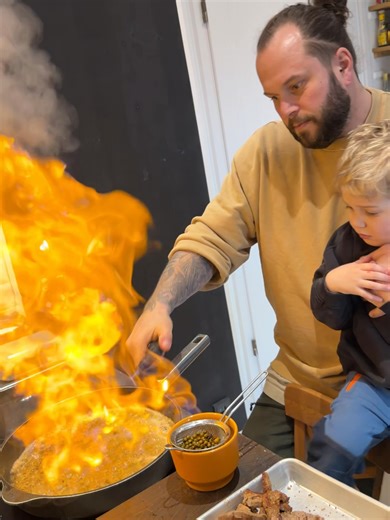 Wait for the sauce… 🔥🥩 Rinderfiletspitzen in cremiger Pfefferrahmsauce Heute am Herd mit meinem Junior Chef 👉 REZEPT 3 EL Pfefferkörner eingelegt 1 ST Zwiebel mittelgroß 60 ml Cognac 200 ml Milch 400 ml Rinderfond 400 ml Sahne 40% Fett 3 EL Butter Essig Salz Pfeffer Foodporn garantiert https://bigmeatlove.de/pfefferrahmsauce.html #foodporn #steak #rinderfilet #pfefferrahmsauce #bigmeatlove #homecooking #steaklover #kochliebe #familienküche #kochenmitkindern #juniorchef #foodtok #fyp #foryou
