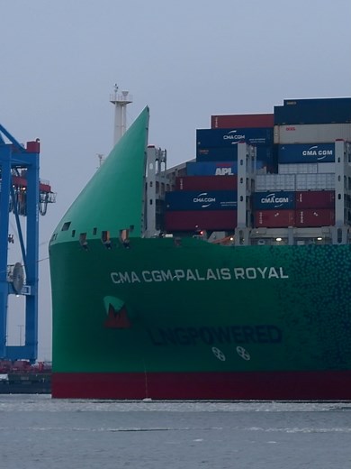 ⚓️Die 400m lange CMA CGM PALAIS ROYAL erreicht den Hamburger Hafen. Der grüne Containerriese wird von 4 Schleppern bei der Drehung vor dem Waltershofer Hafen kräftig unterstützt. Einfahrt der CMA CGM Palais Royal in voller Länge: https://youtu.be/49HVoz1UqoE ⚓️Das Containerschiff CMA CGM PALAIS ROYAL ist ein 400m Mega Ship unter der Flagge Frankreich. Gleich 4 Schlepper (VB SPIRIT, VB MERCURY, VB BISON, VB BEAR) unterstützen das markante Schiff mit der grün/blauen Lackierung bei der Drehung. Hie